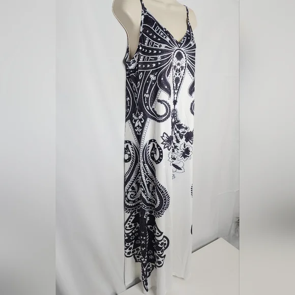 Elegant Black and White Maxi Dress - Picture 4 of 8